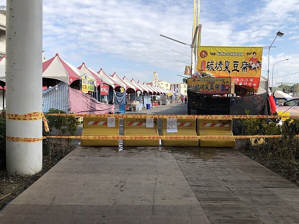 2020台灣燈會開幕，但有業者違反土地使用分區管制相關規定私設攤販區，台糖今日在私設美食區2處出入口進行查封，避免承租人入場營業，杜絕違法設攤情事。圖／台中市政府提供