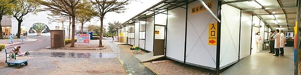 成大醫院花費10天時間搶建戶外組合屋,當成新冠肺炎發燒篩檢站。 圖/成大提供
