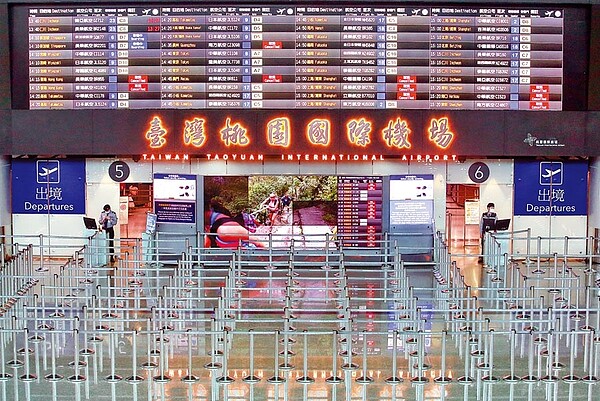 新冠肺炎疫情持續蔓延,嚴重影響航空業及旅遊業,桃園機場12日出入境人數跌至6萬多人,第二航廈的出境大廳空空蕩蕩。(范揚光攝)