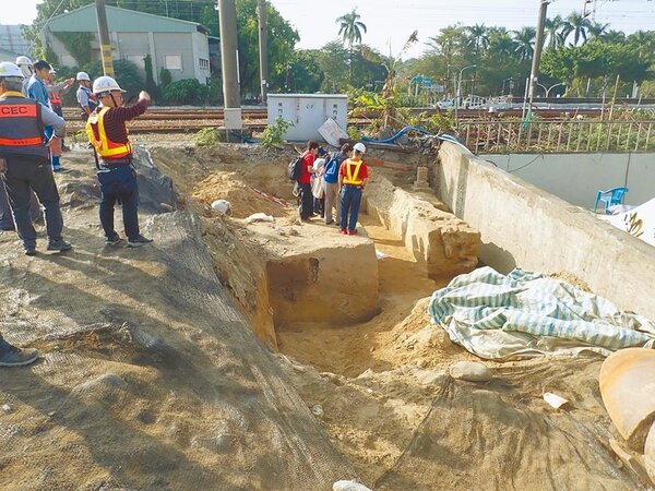 南鐵地下化近期施工在小東路沿線發現出土遺構，文資處數度邀專家學者會勘。（台南市文化局提供）