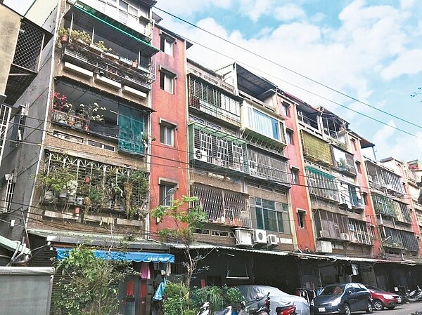 新北市板橋區文化路二段旁住宅區都更案,是「都更第二箭」主幹道都更申請核准的第一案。 圖/新北市城鄉局提供