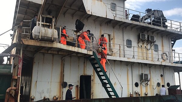 海巡署艦隊分署今派出2艦4艇，戒護「豐溢9969號」及「長鑫36號」分別移泊興達港及高雄港。圖／澎湖海巡隊提供