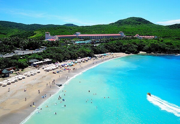 新冠肺炎(武漢肺炎)疫情衝擊觀光,政府還未推出具體振興觀光方案,南台灣墾丁旅宿者業者無不祭出超殺優惠,並搭配「落山風吹走疫情、來恆春半島呼吸新鮮空氣、曬太陽」戶外遊程自救。圖/墾丁福華提供