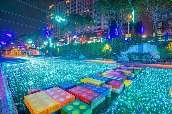 新北市水利局13日舉辦「幸福下一站-藍調中港」光雕show活動,地點位於新莊中港大排。圖/新北市水利局提供