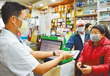 屏東縣禮讓口罩運動奏效,每日完售藥局數量持續下降。(林和生攝)