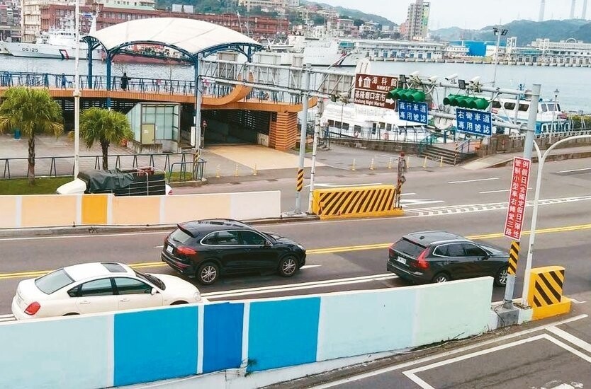 基隆中正高架橋「科技執法設備」2月1日啟用,舉發違規行駛大貨車。 記者邱瑞杰/攝影