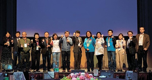 金門縣旅館公會理事長蕭淑珍(右五起)、立委陳玉珍、北市旅館公會理事長韋建華、立委林岱樺(左六)和文化部、觀光傳播局、商業處等貴賓共同期勉旅館業者團結度過疫情的難關。圖/公會提供