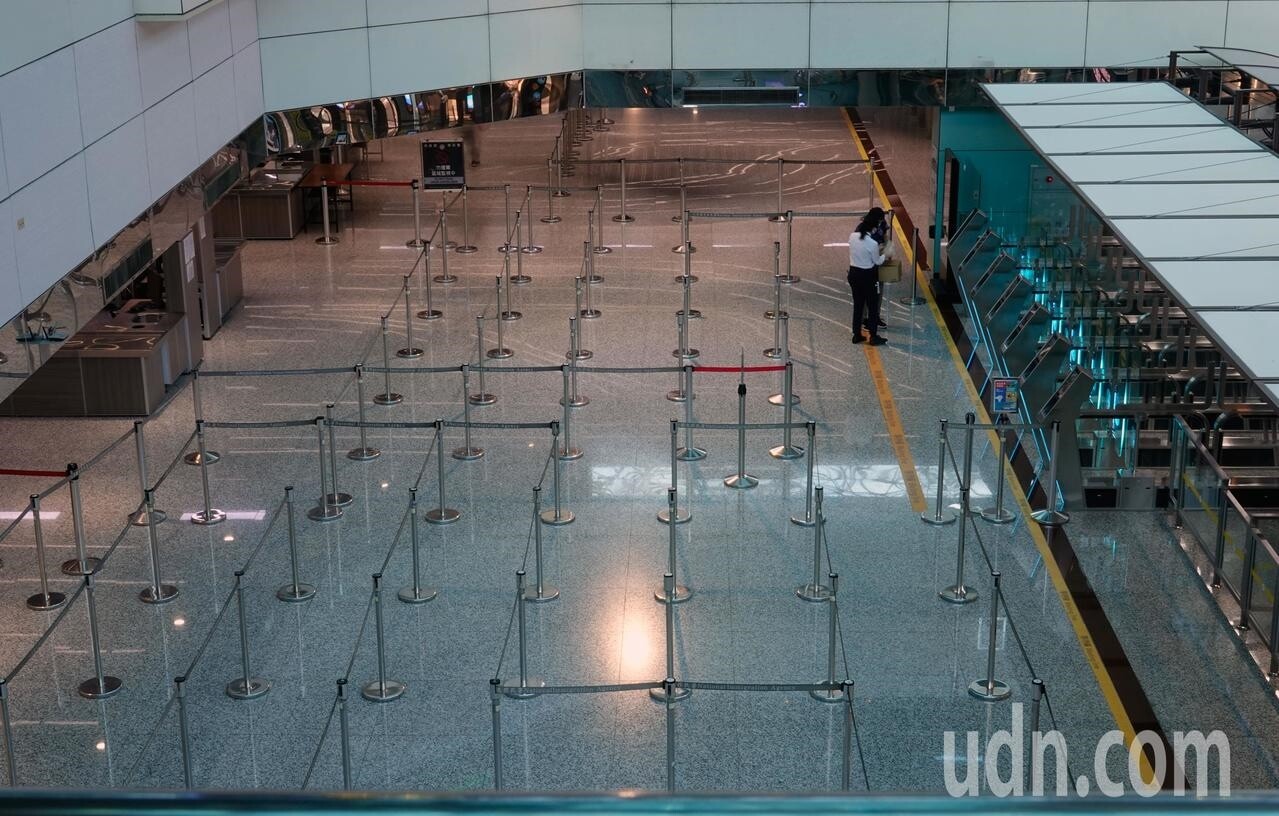 受新冠肺炎疫情影響,桃機旅客對半砍,出境證件查驗櫃台前的人寥寥無幾。記者鄭超文/攝影