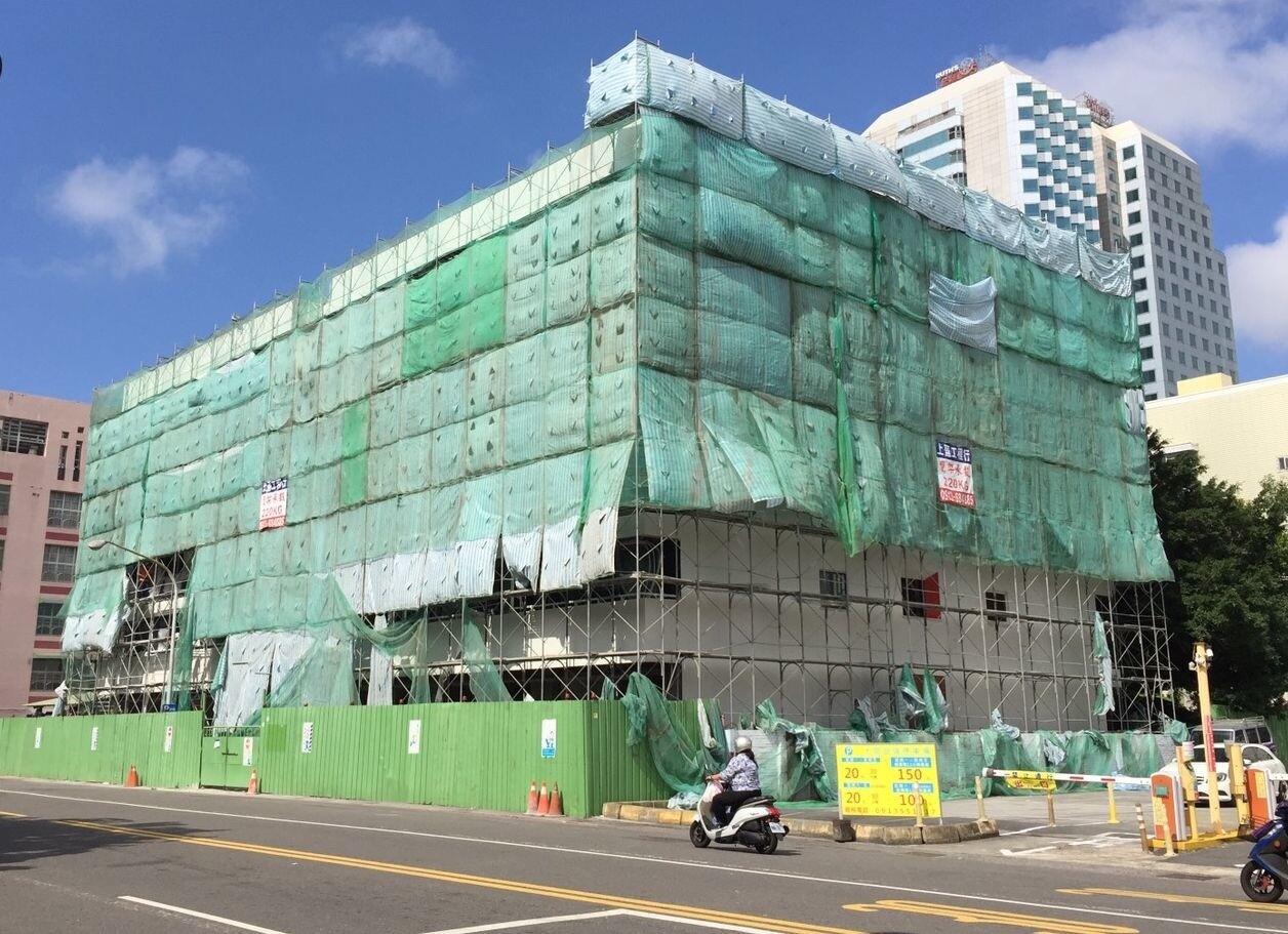 高雄市都發局整建前金區老舊警察宿舍當「青銀共住」社會住宅,為老人設想,增建電梯。記者楊濡嘉/攝影