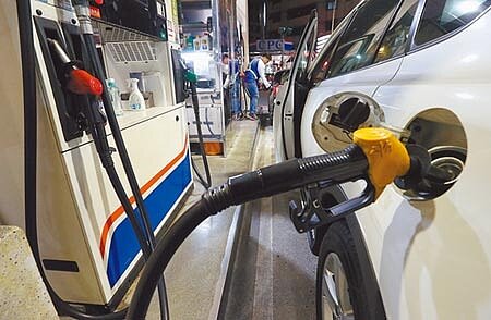 受新冠肺炎疫情影響,國際原油續跌,中油下周有機會再調降汽柴油價每公升0.1元,這將是國內油價5連降。(本報資料照片)