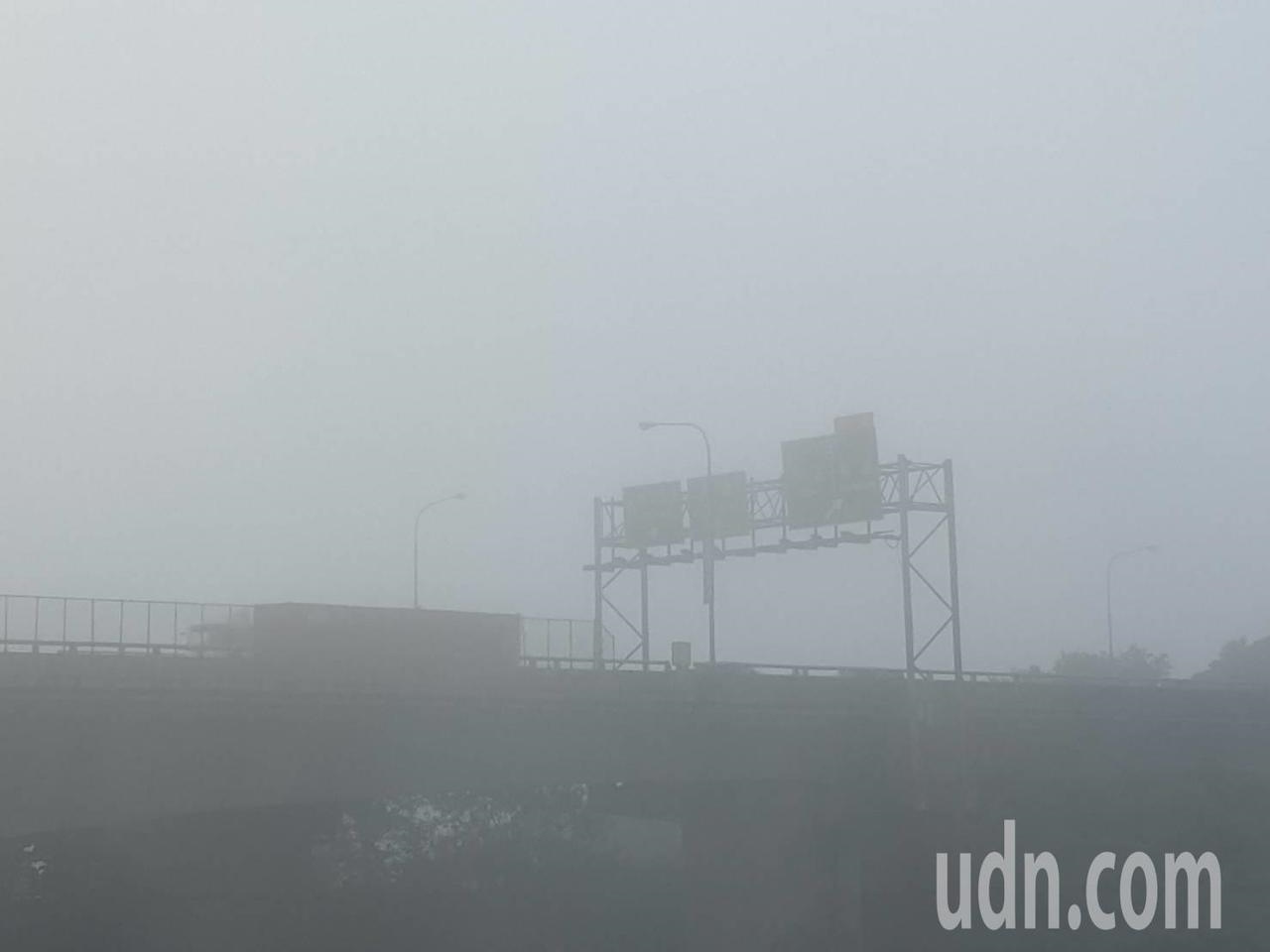 西半部地區有局部霧或低雲，影響能見度。記者楊德宜／攝影