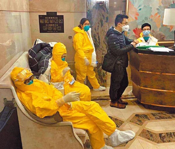 廣州保利天悅小區整棟樓爆發社區感染，防疫人員在大堂守候。 圖片來源／微博