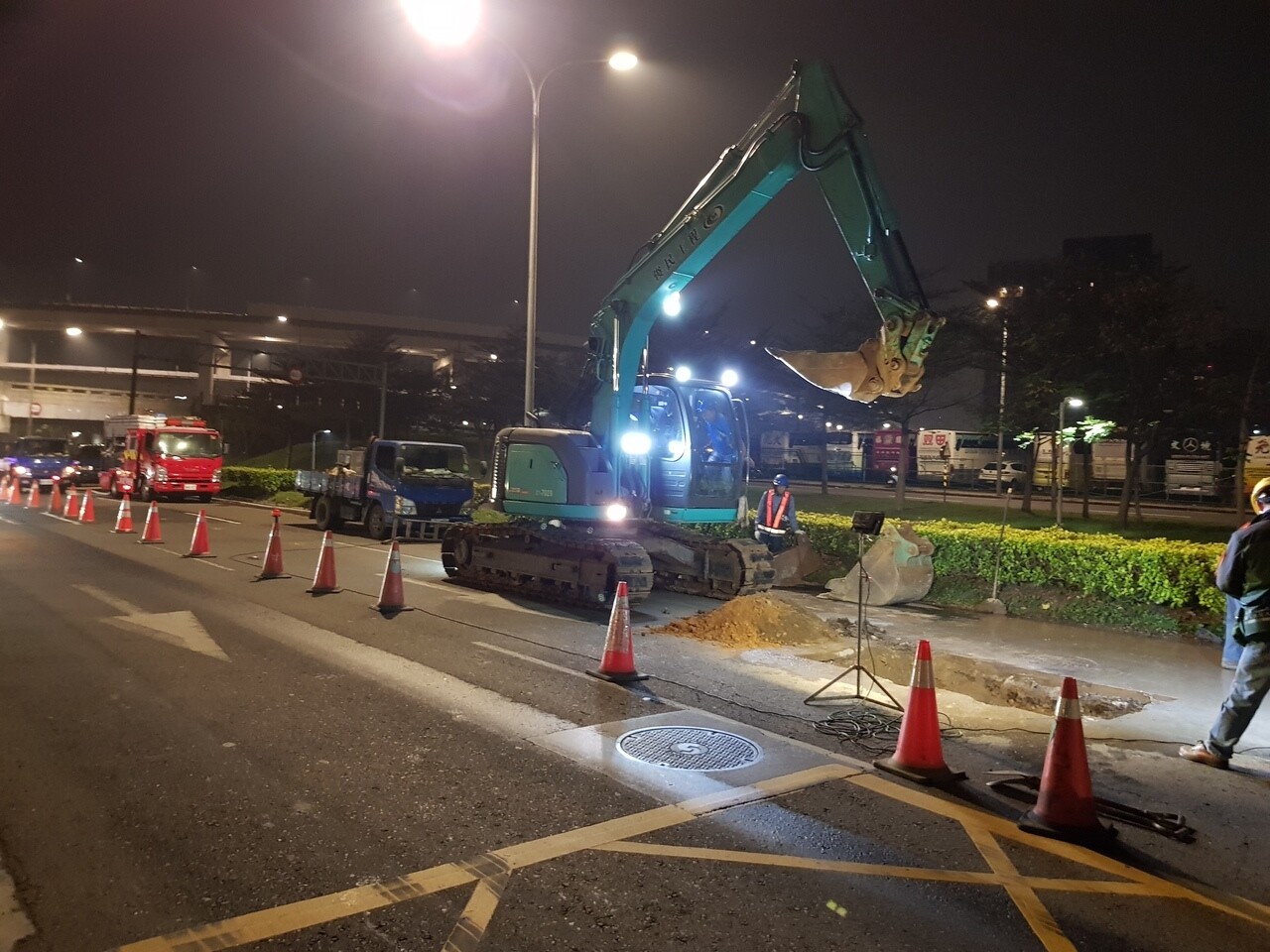 北市內湖區新明路8日傳出汽油味引起居民憂心,中油公司於成功路多次開挖尋找輸油管線抓漏至今未果。記者翁浩然/攝影