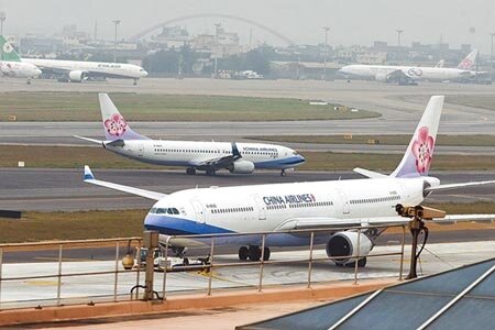 華航繼主管減薪後,又發布「特殊事假與留職停薪辦法」調節人力。圖/本報資料照片