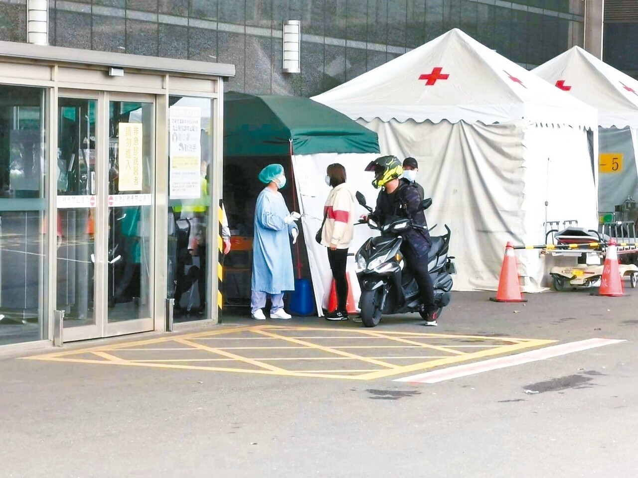 受新冠肺炎疫情影響,近期到嘉基、聖馬等大型醫院急診就診人數明顯減少。 記者卜敏正/攝影