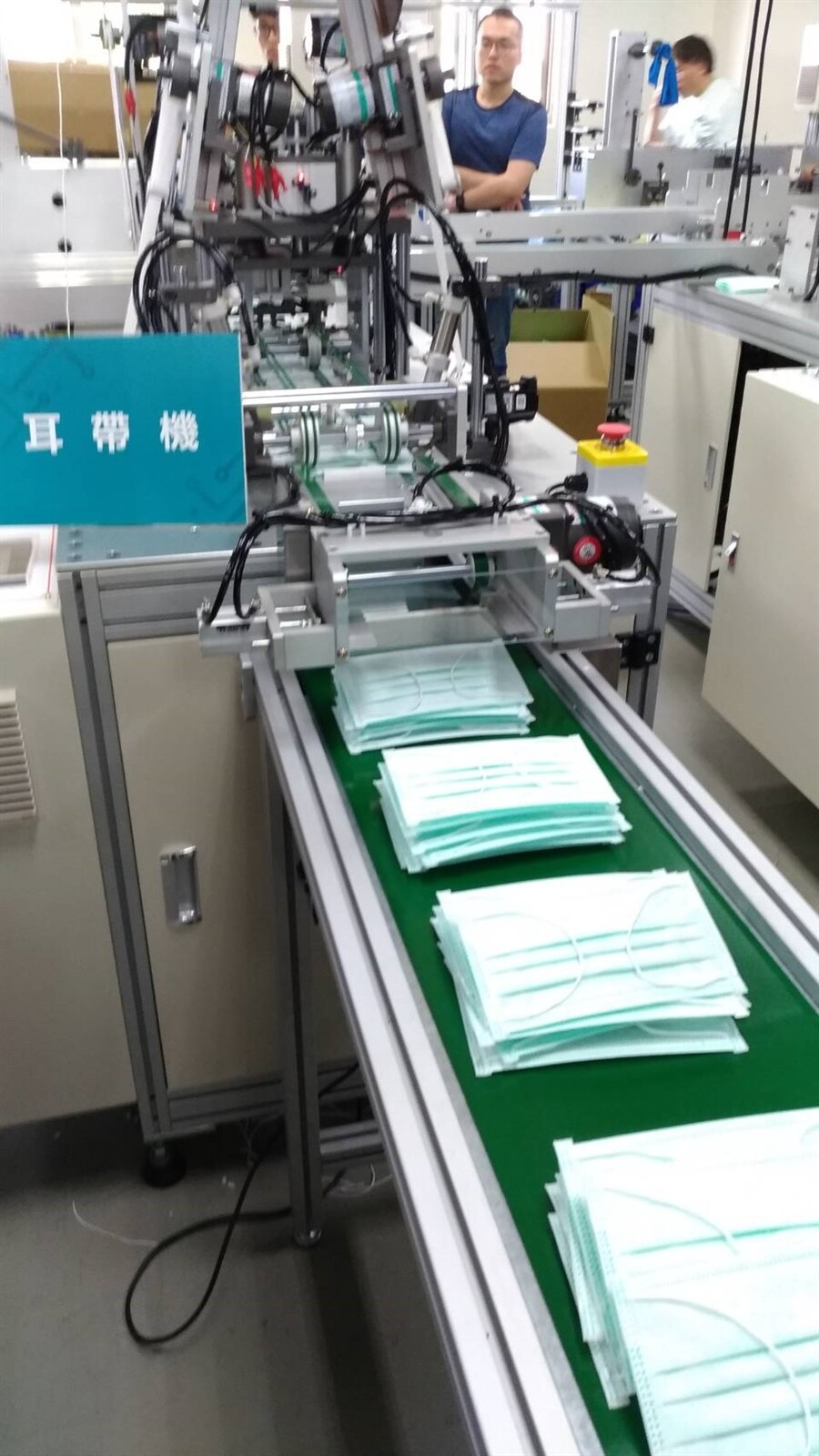 工研院協助業者快速建置口罩產線,至3月時可新增每日600萬片產量,擴充到到每日1000萬片目標,台灣將成為全球第二大口罩生產地。記者張義宮/攝影