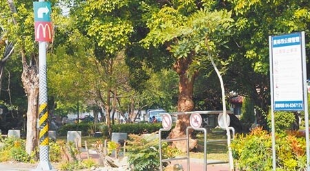 為全面提升淨化市容,員林市公所清潔隊近日將萬年路上的電線桿、燈桿和反光鏡都圍上一層塑膠網;員林公園旁的電桿也穿上塑膠洞洞裝防護,抵制違規小廣告。(謝瓊雲攝)