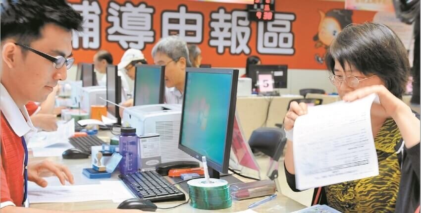 圖為納稅義務人報稅的畫面。圖/本報資料照片