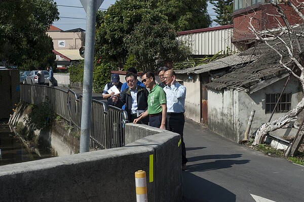 台中市外埔區外埔路中山路口，道路狹窄視線不佳，交通事故頻傳，台中市議員吳敏濟今日前往會勘。圖／吳敏濟提供