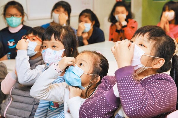 教育部長潘文忠15日宣布，教育部將協助學校採購防疫物資。圖為學童學習正確配戴口罩的方法。圖／中時報系資料照