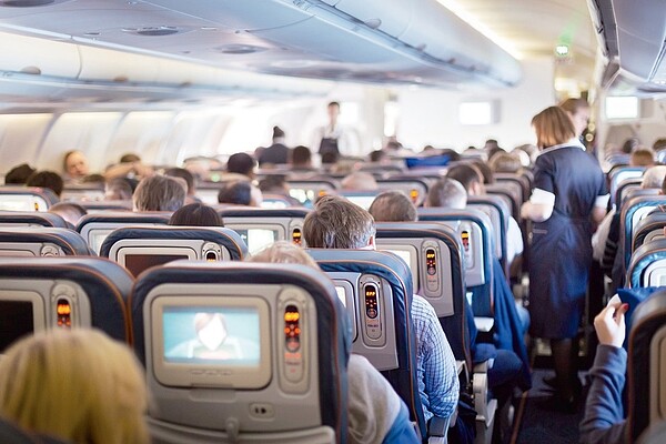 沒有人知道飛機何時會遇到亂流或其他意外事件,所以在小睡時,最好綁上安全帶。圖/123RF