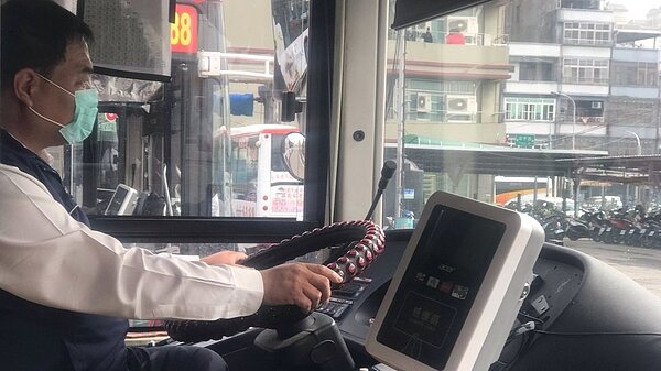 桃園市交通局爭取防疫口罩,每天獲配發7千片給轄內公車、計程車司機與機場捷運從業人員配戴,公車司機一律都要配戴。圖/桃園市交通局提供