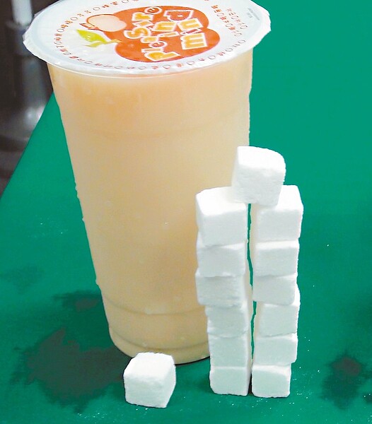 一杯含糖飲料約含20顆方糖,紓壓不成反肥胖,根據研究,也容易造成性早熟。圖/聯合報系資料照