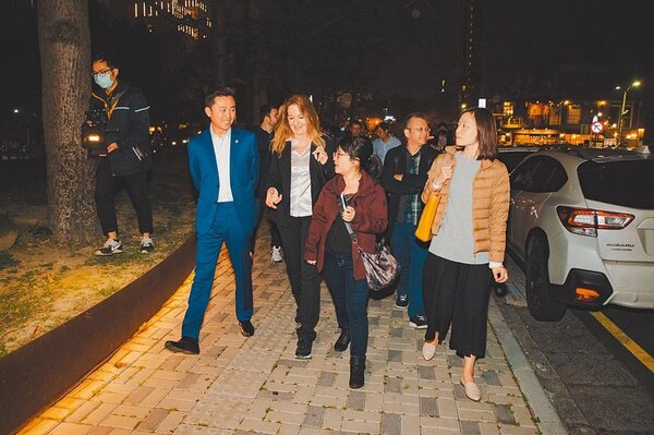新竹市長林智堅（左一）日前帶領Birgit Zander顧問團隊，走訪新竹市舊城區，期望學習柏林燈會，打造讓城市說故事的藝術風格。（莊旻靜攝）