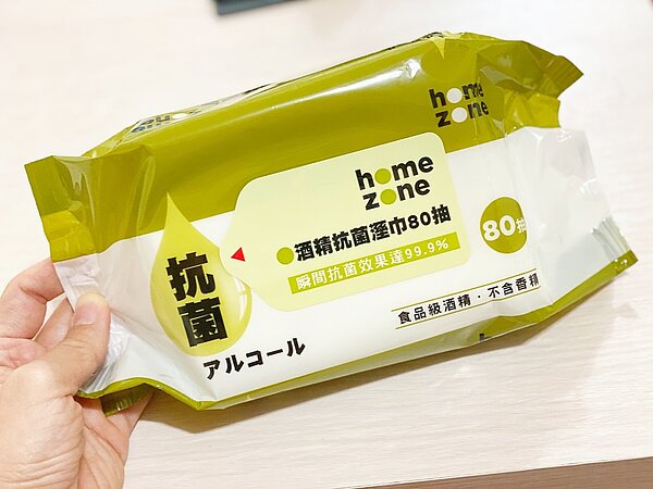 即使攜帶的是酒精濕紙巾或是棉片,一樣受到液體限制規定。記者魏妤庭/攝影