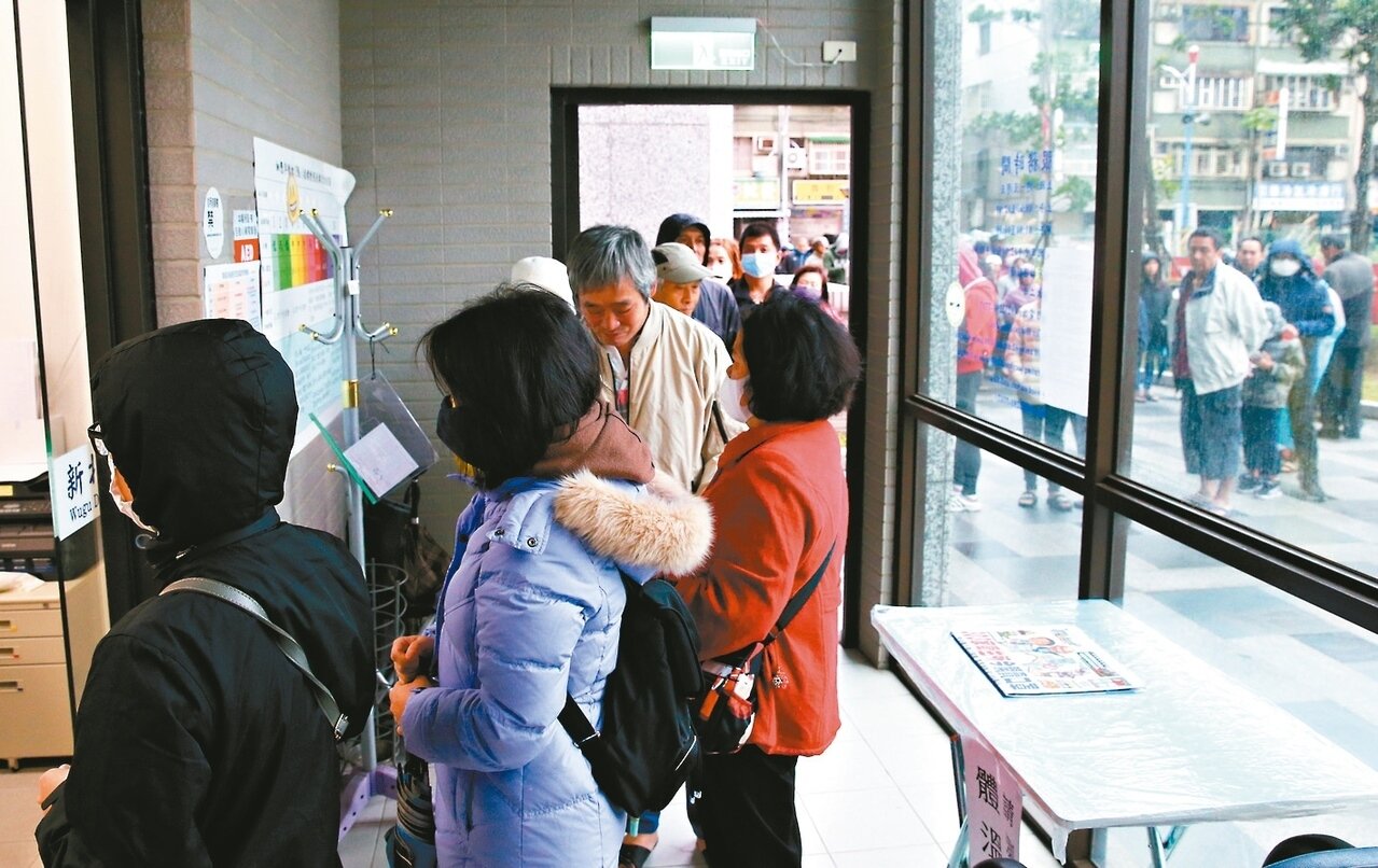 衛生所16日起開放買口罩，上午五股區衛生所前出現排隊買口罩的民眾。 圖／記者葉信菉攝影