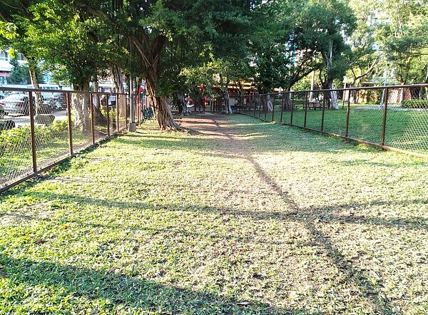 台北市南港區玉成公園增設的「狗活動區」在16日正式啟用。圖/台北市動保處提供