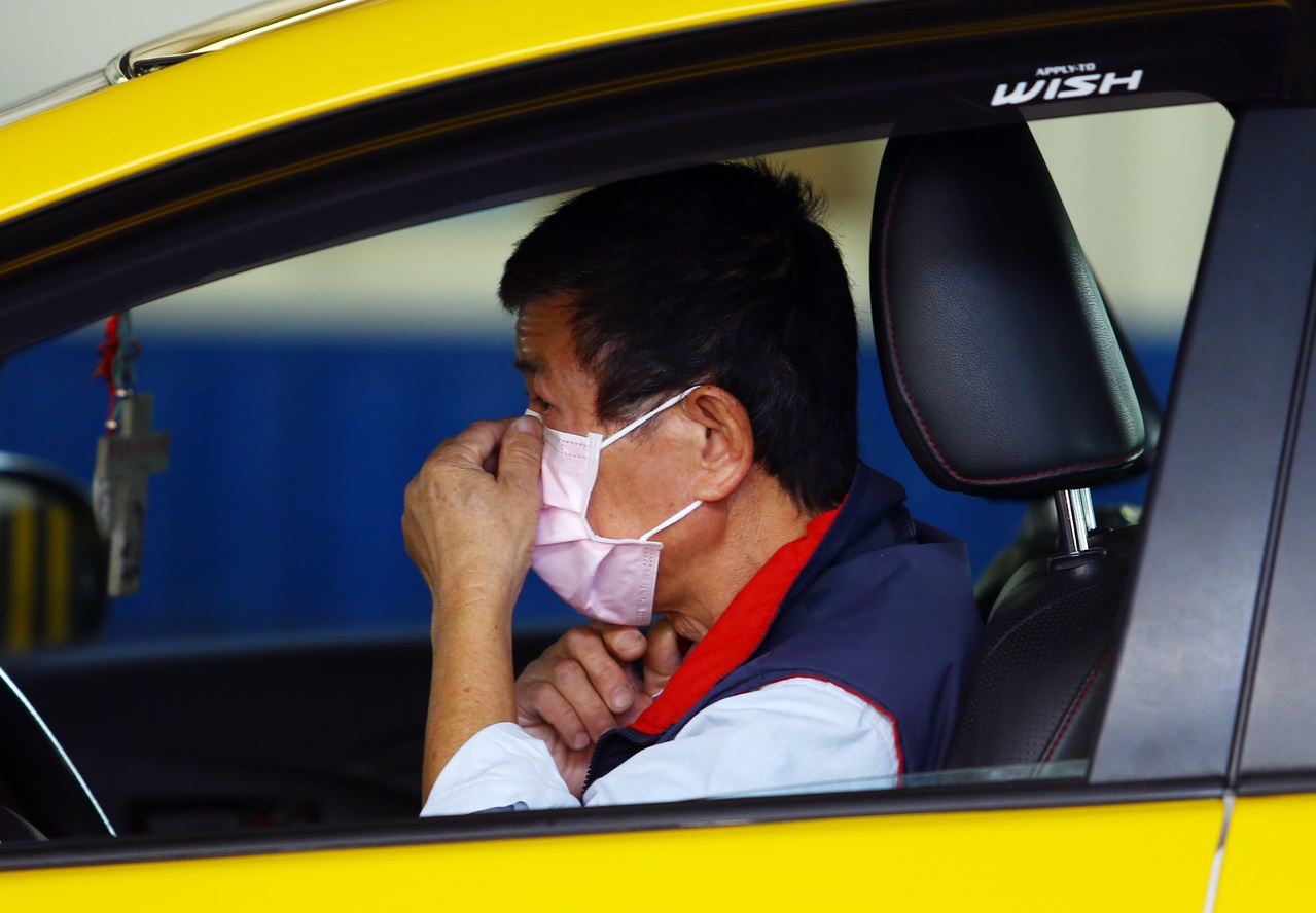 專家建議計程車司機應做適當保護，若沒有口罩時，載客得開車窗、保持通風。 圖／聯合報系資料照片