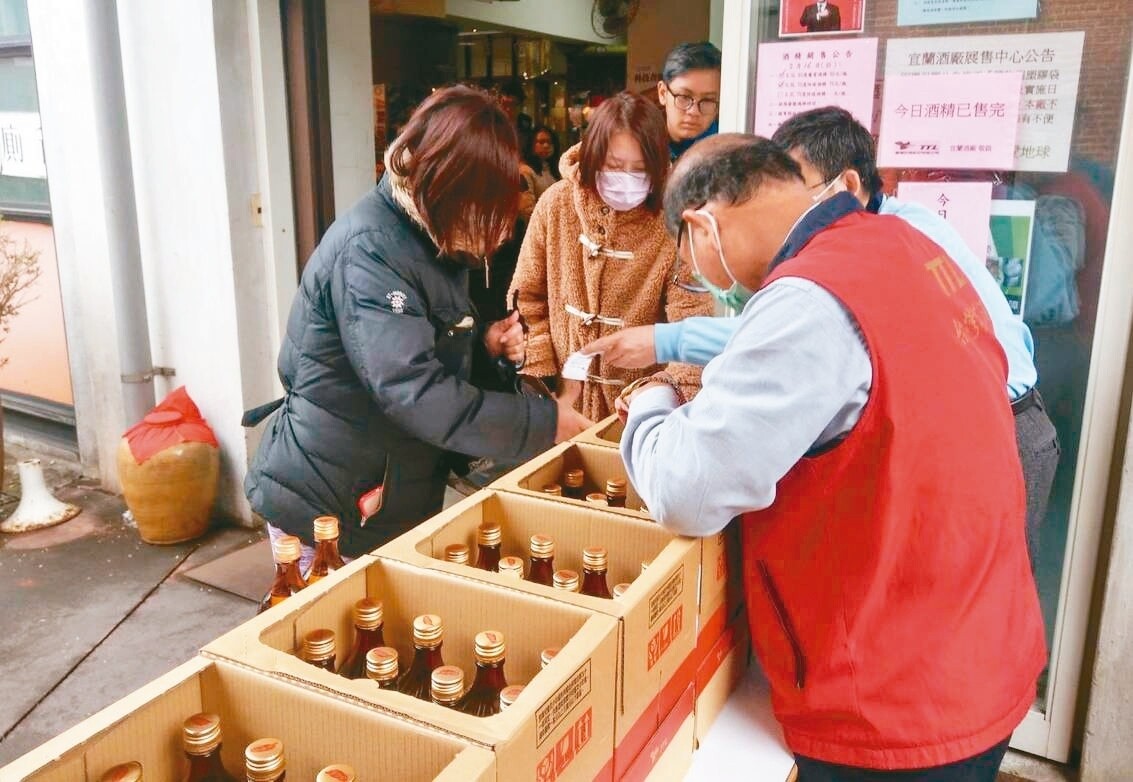 具有110年歷史的宜蘭酒廠原本以生產紅露酒為主,為了配合防疫,首度把紅露酒生產線改為製造酒精。 記者戴永華/攝影