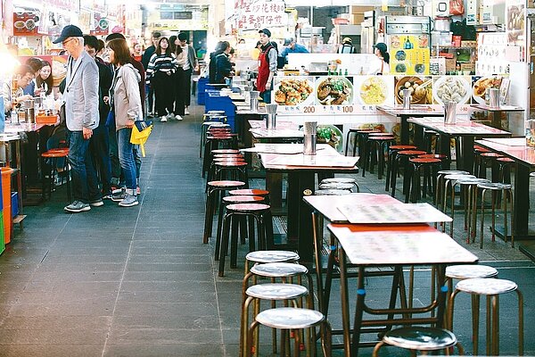 疫情重創觀光等產業，行政院紓困條例目標本周四院會通過。圖為夜市生意慘淡，座位空蕩蕩。 圖／聯合報資料照片