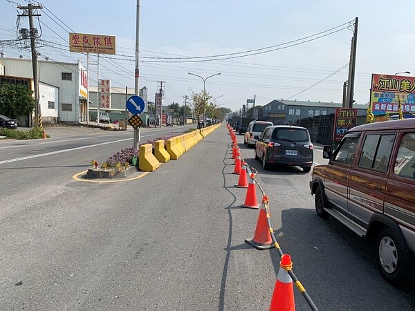高雄市鳥松區神農路與水管路口因地勢低漥,水利局正進行道路墊高及側溝改善,分段封閉單向道路進行施工。圖/水利局提供