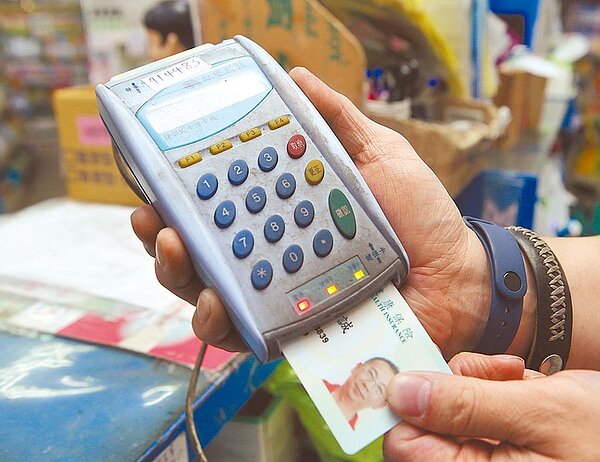 防堵新冠肺炎疫情，健保署16日宣布擴大健保卡的旅遊史提醒功能。（陳怡誠攝）