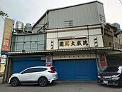 去年底公告整修至今未營業　苗縣最後一家老戲院「國興」恐熄燈