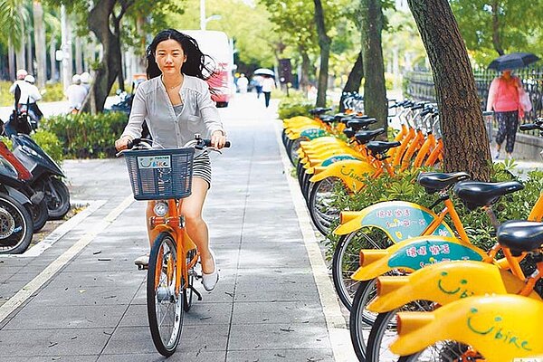 新冠肺炎造成人心惶惶,大運輸工具搭乘人數受影響,許多民改選Youbike作通勤的交通工具。圖/中時報系資料照