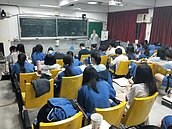 慌！開學戴口罩　家長怕不夠用