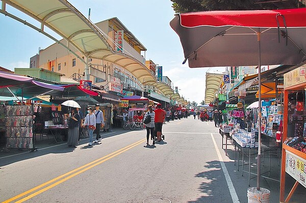 新冠肺炎疫情影響,觀光景點受到極大衝擊,高雄著名觀光景點旗津老街人潮銳減,生意更是慘澹。(洪浩軒攝)