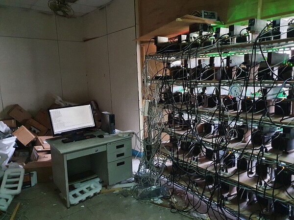 刑事局17日下午宣布偵破「全台最大虛擬貨幣竊電礦場集團」。圖/好房網News記者黃暐迪翻攝