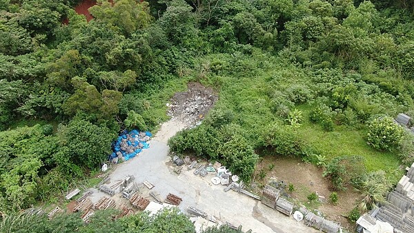 新北市去年接獲林口區民眾檢舉夜間常有燃燒臭味，稽查組用空拍機蒐證。新北市政府提供