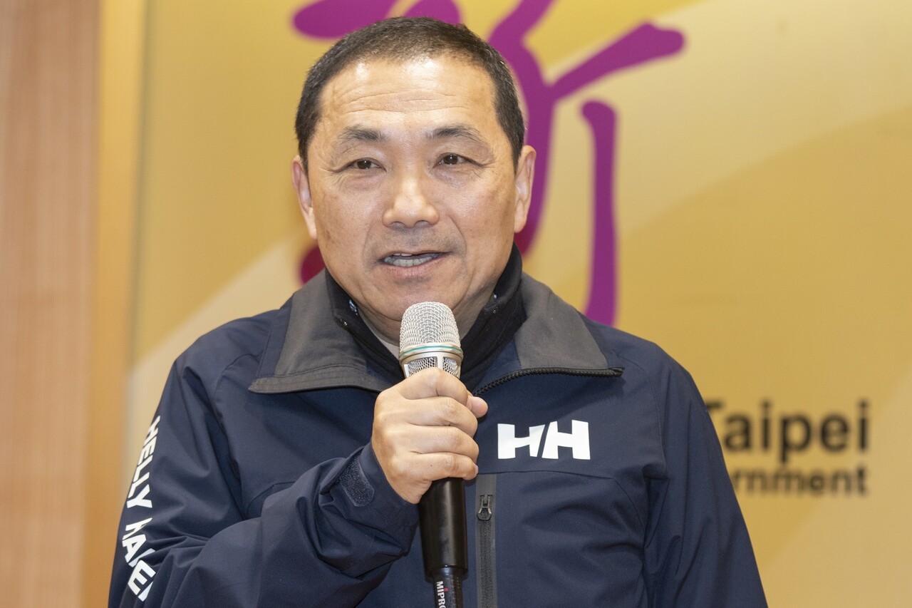 新北市長侯友宜透露，昨晚他到夜市消費，有攤商向他抱怨業績少3成，最多的還少到6成，他會辦更多的大型活動，帶動人潮去消費，讓經濟能夠活絡起來。記者王敏旭／攝影