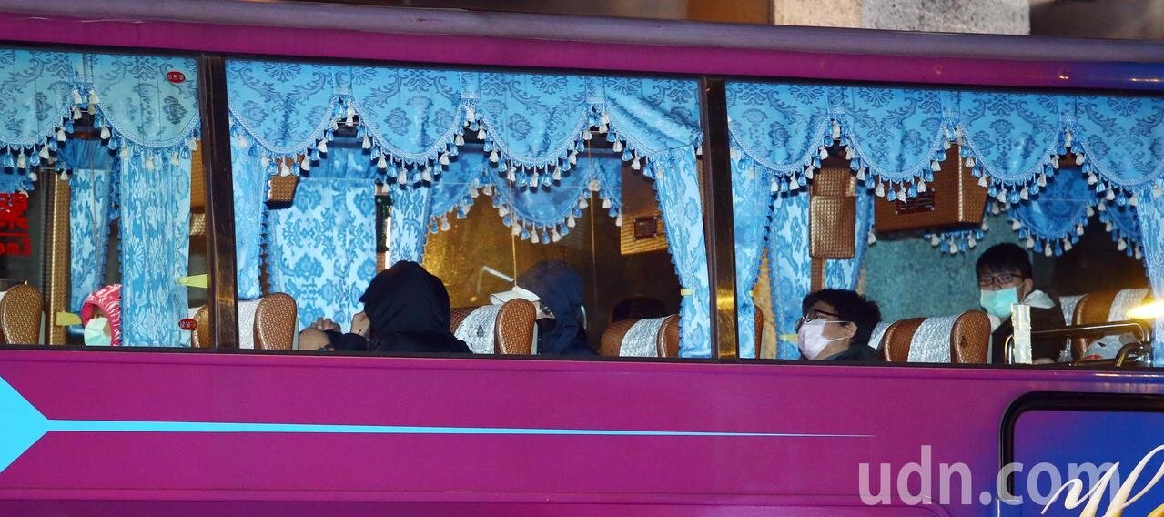 首批從武漢包機回台被隔離14天的246名台商18日上午解除隔離。沒有親人來接的台商,搭乘遊覽車前往捷運碧潭站。圖/記者杜建重攝影