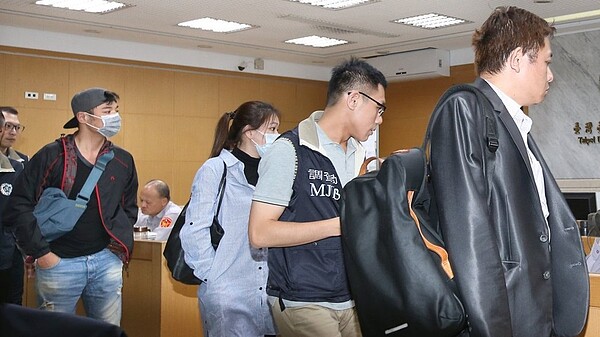 瑞傑國際地產公司涉嫌非法吸金4億多元,台北地檢署今偵結起訴。本名陳伯偉藝名「成潤」的本土劇演員(左戴帽者)與其他幹部去年10月被帶回北檢偵訊。 聯合報系資料照片