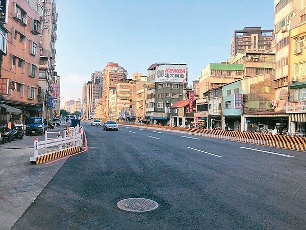 台北市議員應曉薇近來接獲民眾陳情,指北市府拆橋後,重慶南路三段92號至中正橋前,近500公尺路段至今未見行穿線,也不見汽機車臨時迴轉道。 圖/應曉薇研究室提供