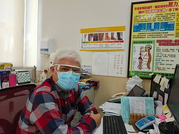 開心診所院長呂俊忠戴護目鏡、醫療用口罩,他說,「從醫以來第一次戴這種裝備」。圖/取自呂俊忠臉書