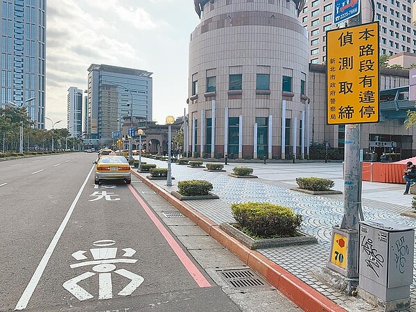 板橋車站前縣民大道「違規停車自動偵測執法系統」自去年1月1日起執法,違停情形大幅降低。(王揚傑攝)