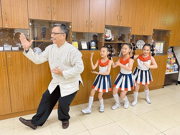 桃園市教育局17日邀請太極拳教練徐嘉鴻示範拳法、大業國小舞蹈隊自編收心操，放上網站供學生線上學習。（蔡依珍攝）