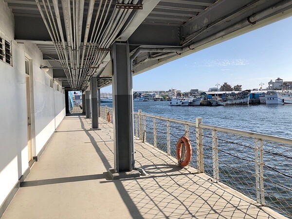 旗津漁港外提船型建築,兩側臨水岸廊道,可觀賞無敵海景。圖/高雄市海洋局提供